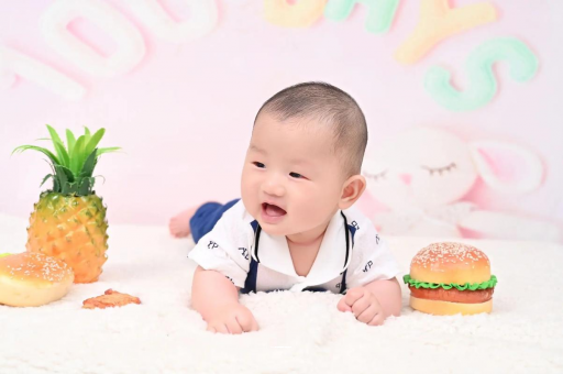 伊犁哈萨克宝宝在妈妈肚子里